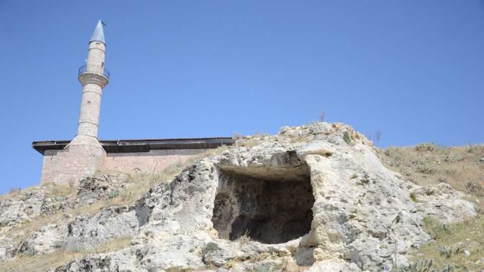 Mağaralardan binalara uzanan bir yerleşim yeri: Tabae