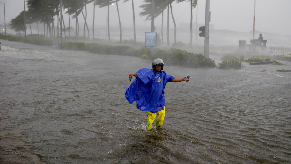 Filipinler'i vuran tayfun Çin'e ilerliyor!