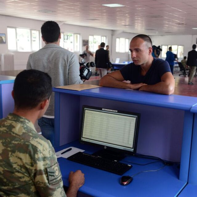 Bedelli askerler, kışlalarına teslim olmaya başladı