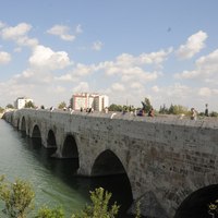 16 asırlık köprüye yazmadıkları şey kalmadı!