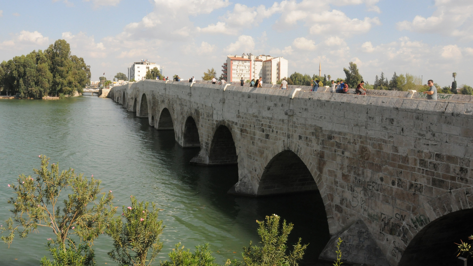 16 asırlık köprüye yazmadıkları şey kalmadı!