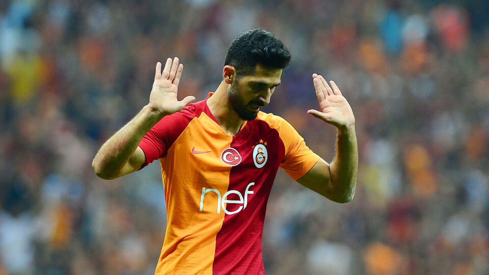 Emre Akbaba salonda çalıştı