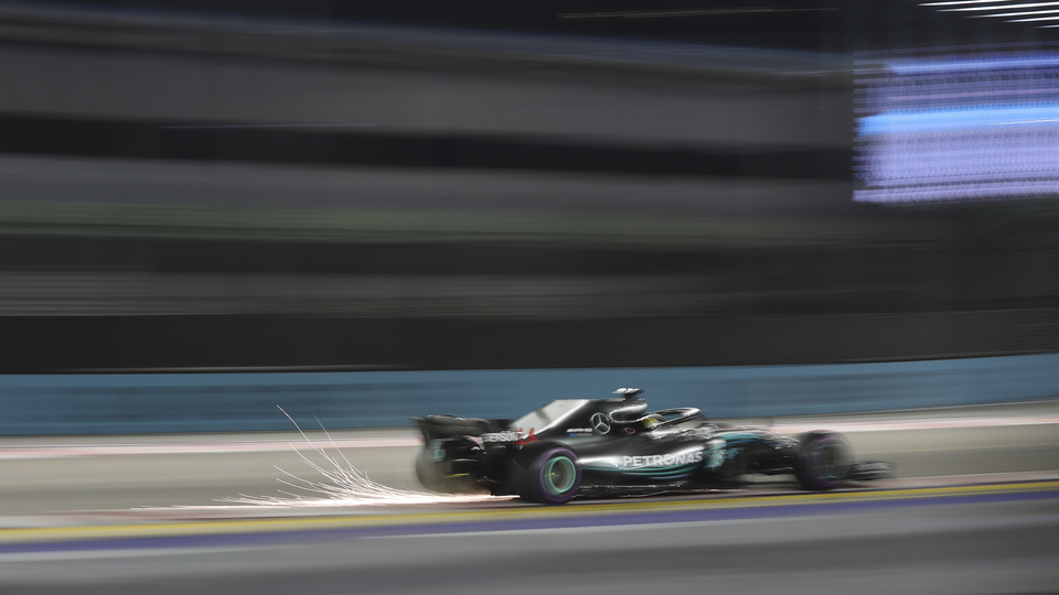 Singapur'da kazanan Hamilton