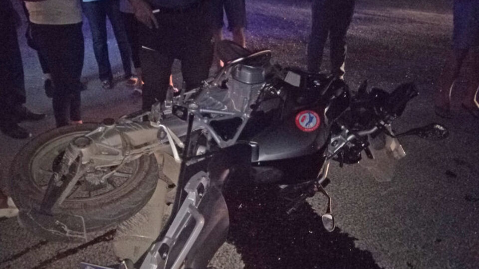 Otomobil sürücüsü polis memuruna çarptı