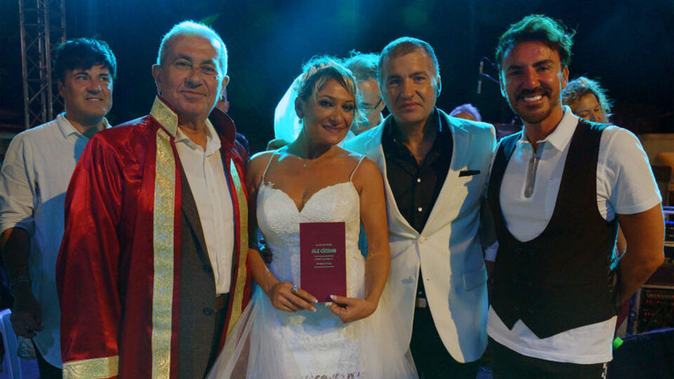 Konser verdiği sahnede dünya evine girdi