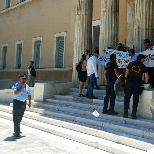Büyükelçiliğe saldırdılar, polis izledi!