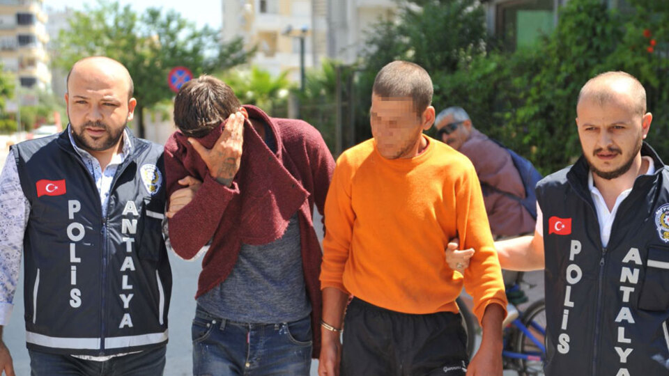 Öğretmen katilleri, kanlı kıyafetlerle bara gitmiş