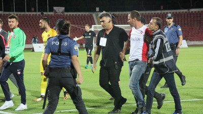 1. Lig'de taraftar hakeme saldırdı, hakem maçı iptal etti!