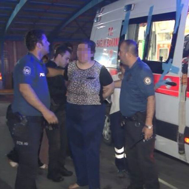 Annesi komşulara sığındı!