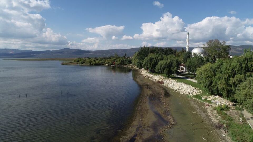 İznik Gölü'nde şok görüntü! Tekneler yanaşamıyor...