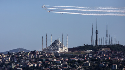 TEKNOFEST başladı, Türk Yıldızları şov yaptı!