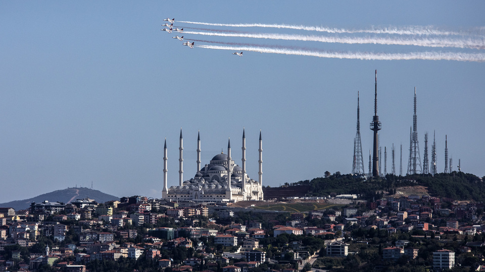 TEKNOFEST başladı, Türk Yıldızları şov yaptı!