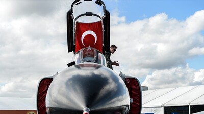 F-16'ya karşı motosiklet, F1 aracı ve iş jeti yarıştı