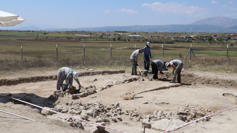 Höyükten 8 bin 750 yıllık kemik orak çıktı