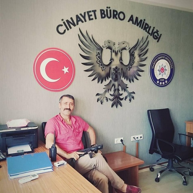 Tayin edildiğini öğrenince çılgına döndü! Silahını kafasında dayadı