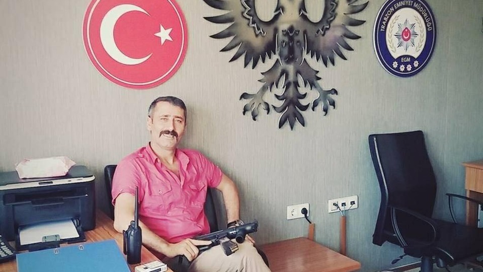 Tayin edildiğini öğrenince çılgına döndü! Silahını kafasında dayadı