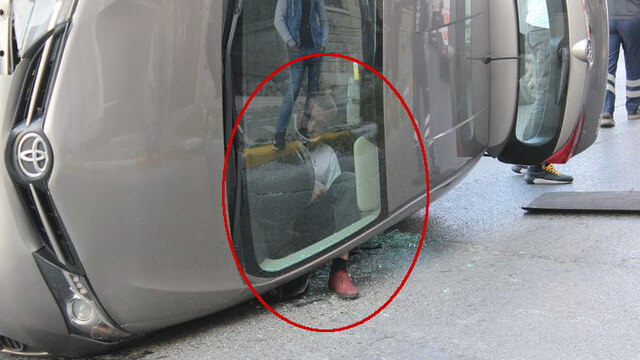 Takla atan araçta böyle sıkıştı