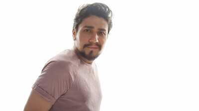 Sahne arkasından önüne geçti