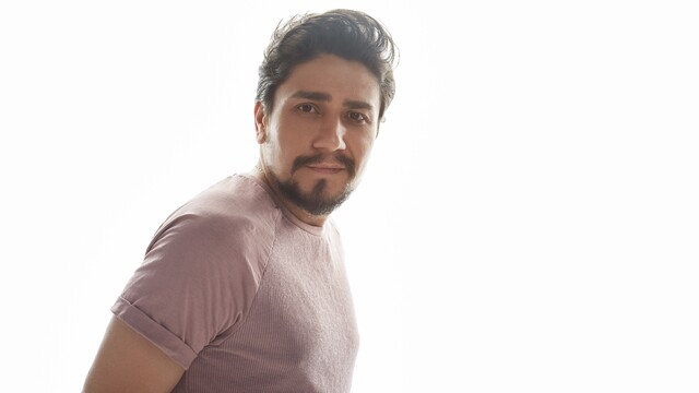 Sahne arkasından önüne geçti