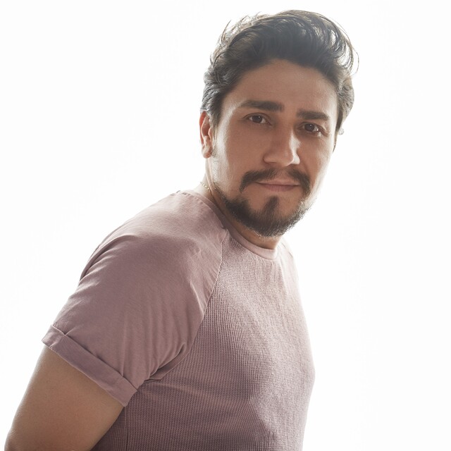 Sahne arkasından önüne geçti