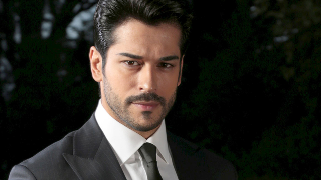 Burak Özçivit'e 2.5 milyonluk teklif!
