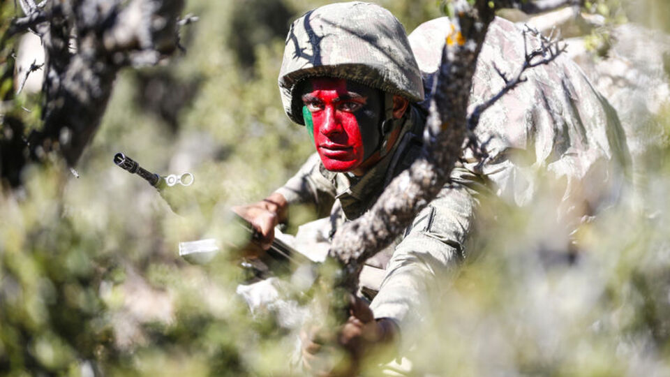 Ve 'mavi bere'lerini taktılar...