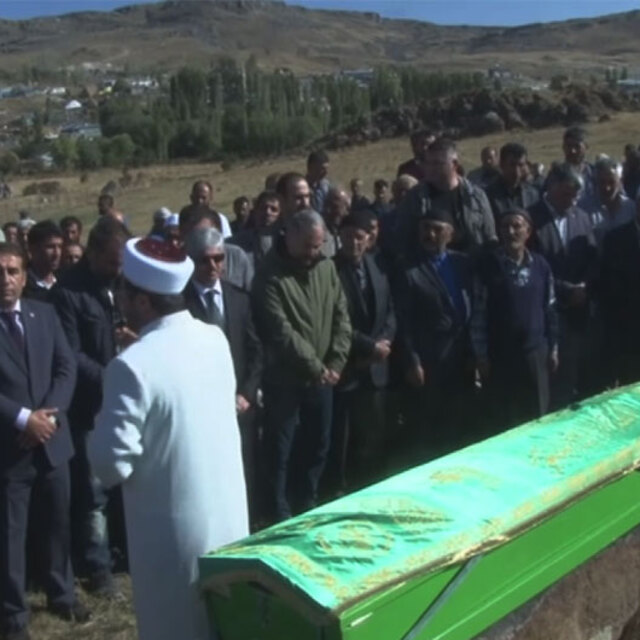 Cenaze töreninde güne damgasını vuran kare!