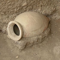 3000 yıllık "pitos mezar" bulundu