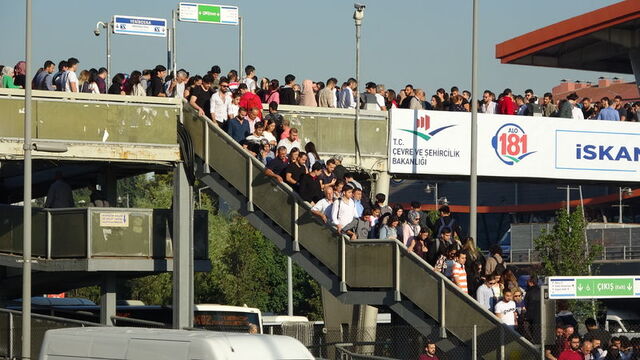 Metrobüs durağında zor anlar! Sıkışıp kaldılar...