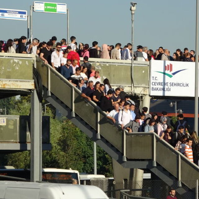 Metrobüs durağında zor anlar! Sıkışıp kaldılar...
