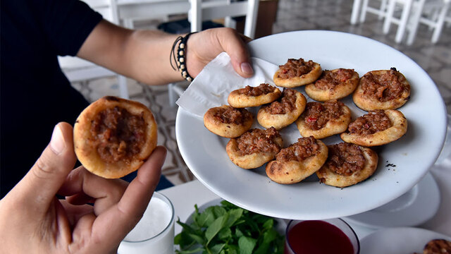 Bu ilçede bir porsiyon lahmacun en az 12 adet
