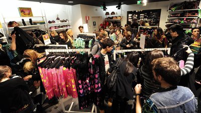 Ünlü giyim devi satılıyor!