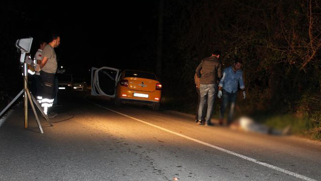 Taksi şoförü aracının yanında ölü bulundu