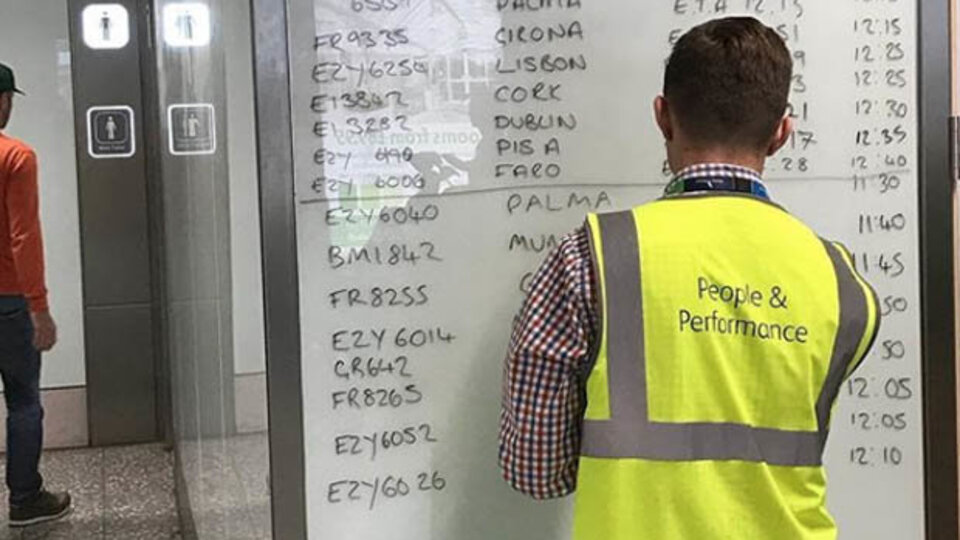 Uçuş bilgilerini tahtaya yazdılar! Peki neden?