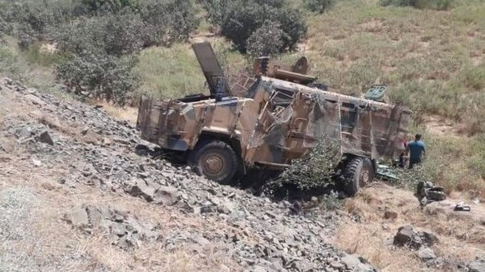 Askeri araç devrildi: 3 asker yaralı