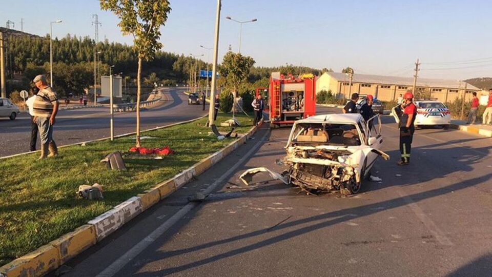Otomobil aydınlatma direğine çarptı: 1 ölü, 4 yaralı