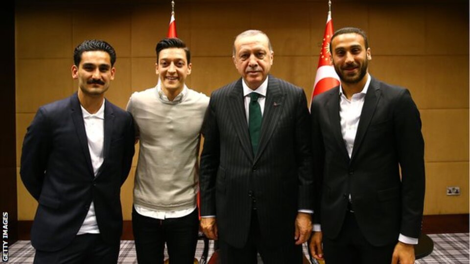 Erdoğan, Alman basınına verdiği röportajda Mesut Özil'i savundu