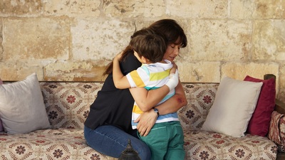 İlk kez annesine sarıldı!