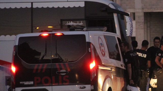 Birbirlerine girdiler! Ortalık savaş alanına döndü