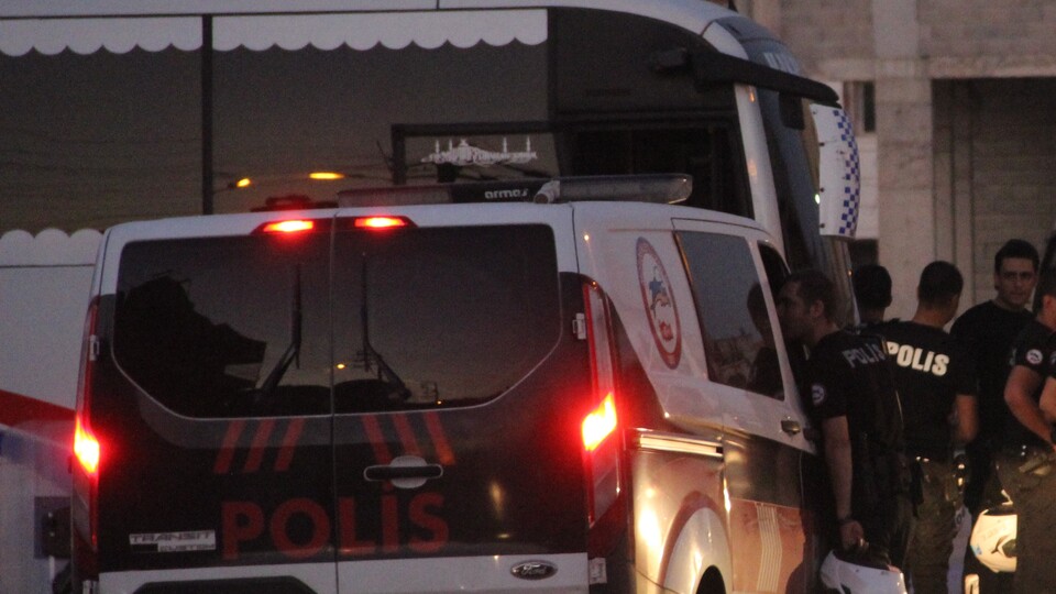 Birbirlerine girdiler! Ortalık savaş alanına döndü