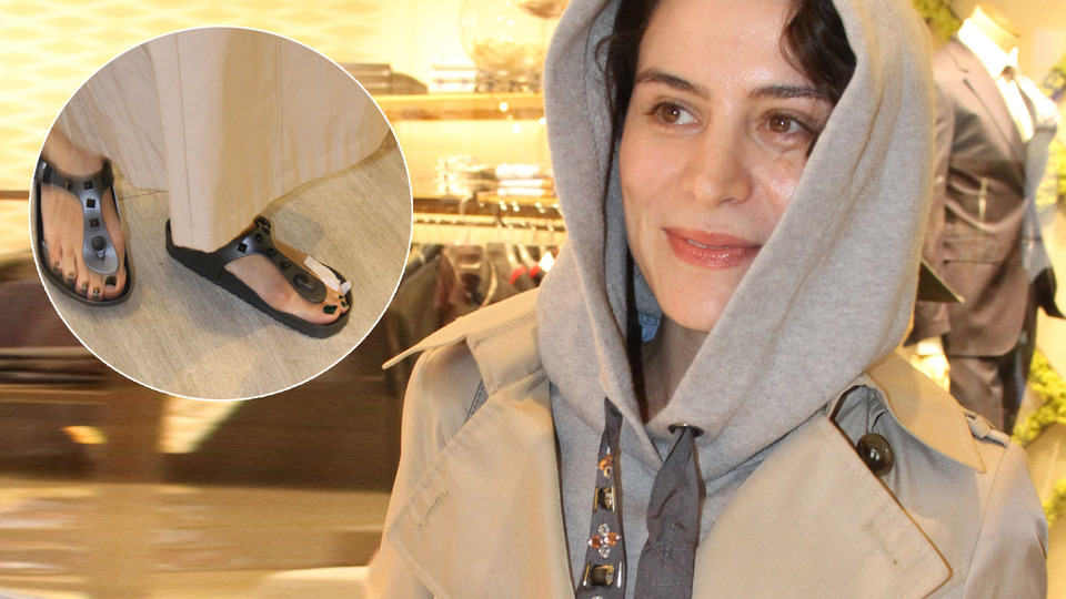 Halı sahada parmağını kırdı