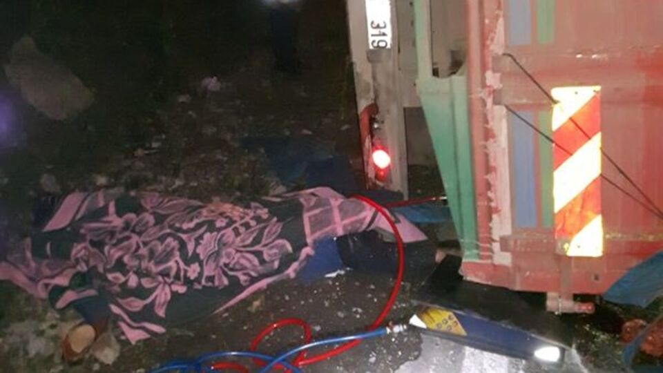 Kullandığı kamyonetin altında can verdi!