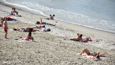 Bir yanda turistler, diğer yanda iş makineleri!