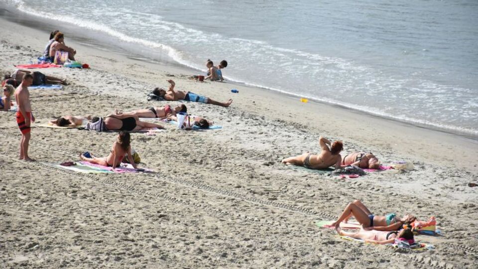 Bir yanda turistler, diğer yanda iş makineleri!