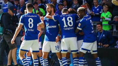 Schalke galibiyetle tanıştı