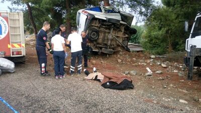 Antalya'da turistleri taşıyan minibüs devrildi!