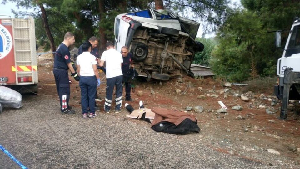 Antalya'da turistleri taşıyan minibüs devrildi!
