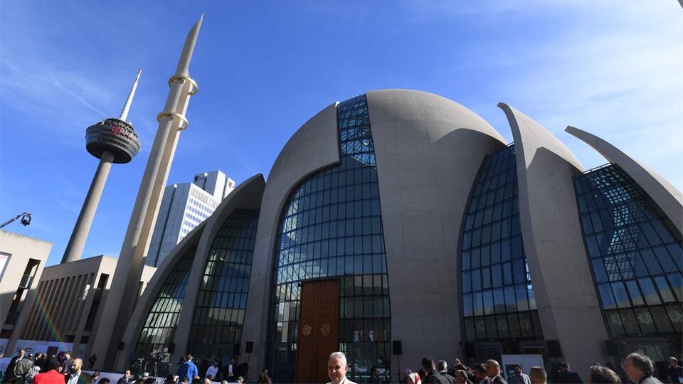 Erdoğan'ın cami açılışı yapacağı Köln'de hem destek hem protesto eylemleri var