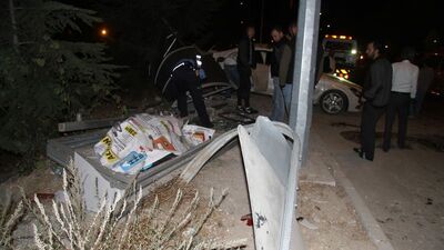 Lüks araç otobüs durağına daldı