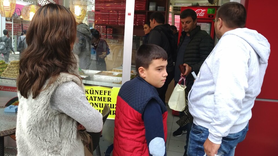 Baklava kuyruğu! Tepsilerle alıyorlar